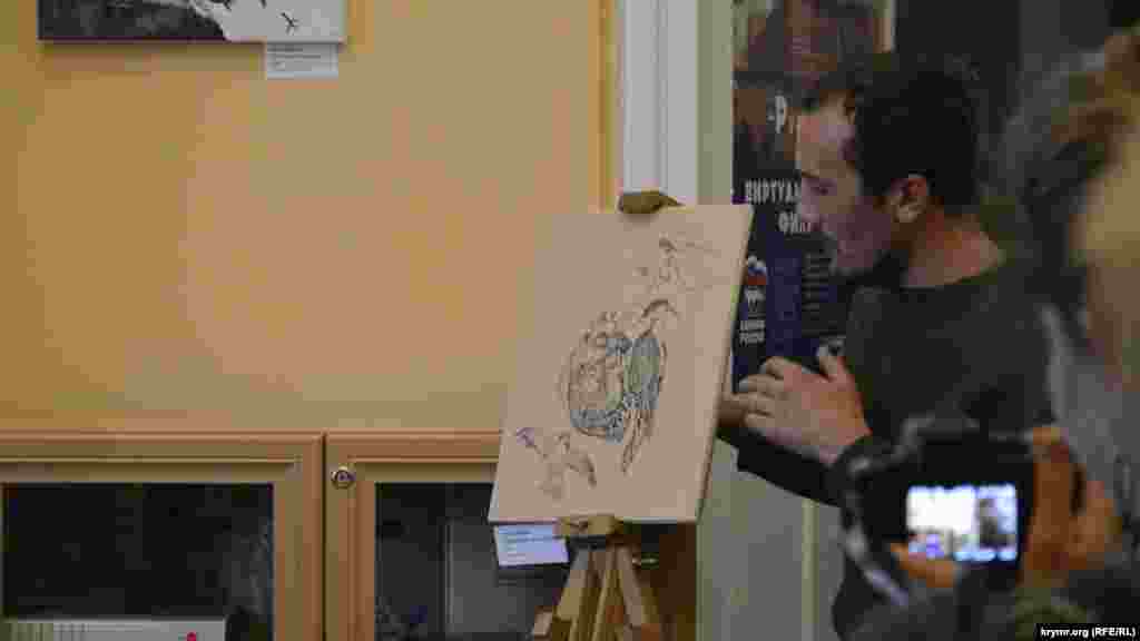 Художник Тихон Синицын рассказывает посетителям о концепции картины