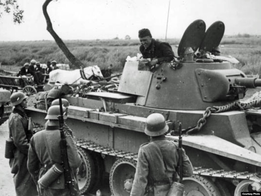 Нямецкія і савецкія войскі сустракаюцца на дэмаркацыйнай лініі, або так званай "Мяжы міру", у верасьні 1939 году.