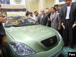 Иранның SAIPA көлігін көруге келген Иран президенті МахмұдАхмадинежад (оң жақтан санағанда екінші тұр). Көрнекі сурет.