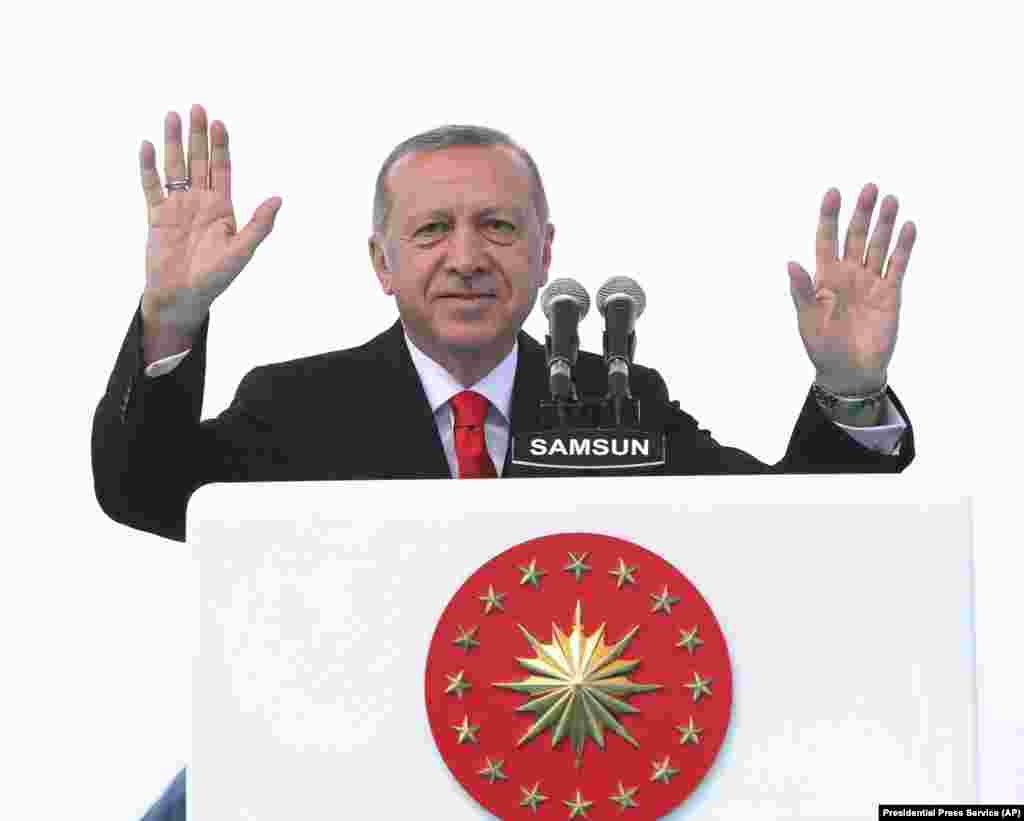 ТУРЦИЈА / СРБИЈА - Посетата на турскиот претседател Реџеп Таип Ердоган на Србија најавена за 29 август е одложена, објави новинската агенција Танјуг, повикувајќи се на соопштение од турската амбасада во Белград.