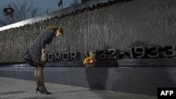 Украина президентінің зайыбы Марина Порошенко Голодомор құрбандарына орнатылған ескерткішке гүл қойып тұр. Вашингтон, АҚШ, 7 қараша 2015 жыл.