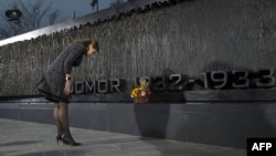 Супруга украинского президента Марина Порошенко у памятника жертвам Голодомора в Украине. Вашингтон, 7 ноября 2015 года. 