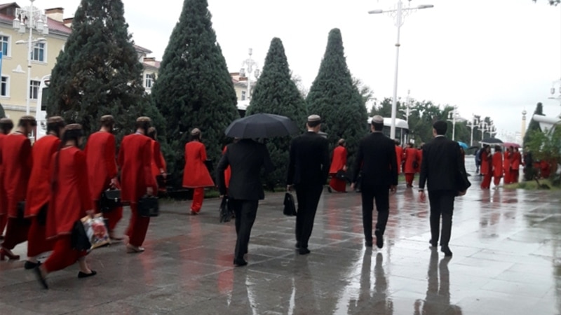 Studentler öz hasabyna Täze ýyl konsertlerine tomaşaçy bolmaga mejbur edilýär