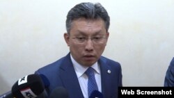 Қаржы министрі Бақыт Сұлтанов журналистер сауалдарына жауап беріп тұр. Астана, 6 қыркүйек 2018 жыл. 