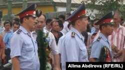 Күдіктілермен атыста қаза тапқан арнайы жасақ қызметкері Руслан Жолдыбаевты жерлеу. Ақтөбе, 4 шілде 2011 жыл. (Көрнекі сурет)