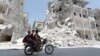 در خشونت‌های ماه‌های گذشته دست‌کم ۴۰۰ غیرنظامی کشته شده‌اند؛ در تصویر: ادلب، ۱۱ مرداد