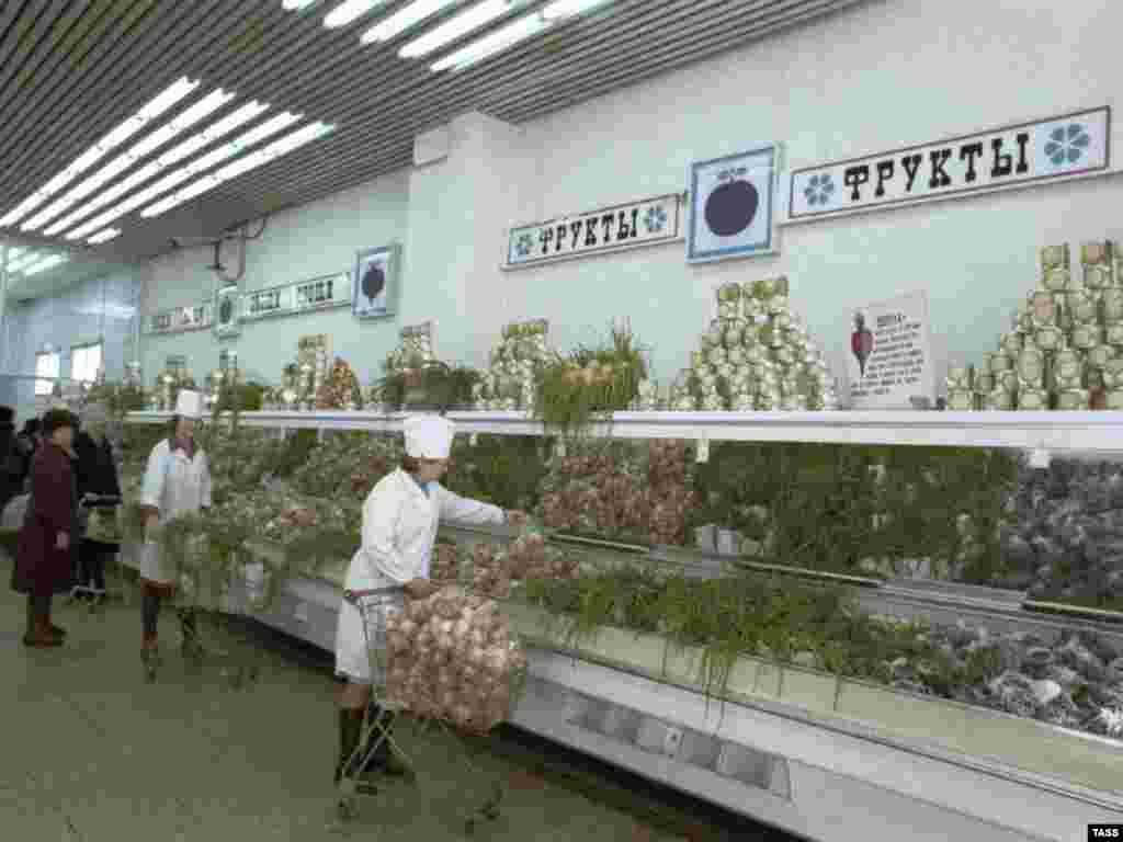 Russia – Greengrocery store in at then Tatarskaya ASSR, 01Oct1981 - rob2007