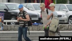 Туристы в Ашхабаде.