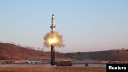 Запуск северокорейской ракеты Pukguksong-2 среднего радиуса действия. 