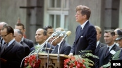 Жон Кеннеди 1963 йилнинг 22 ноябрь куни АҚШнинг Даллас шаҳрида отиб ўлдирлган эди.