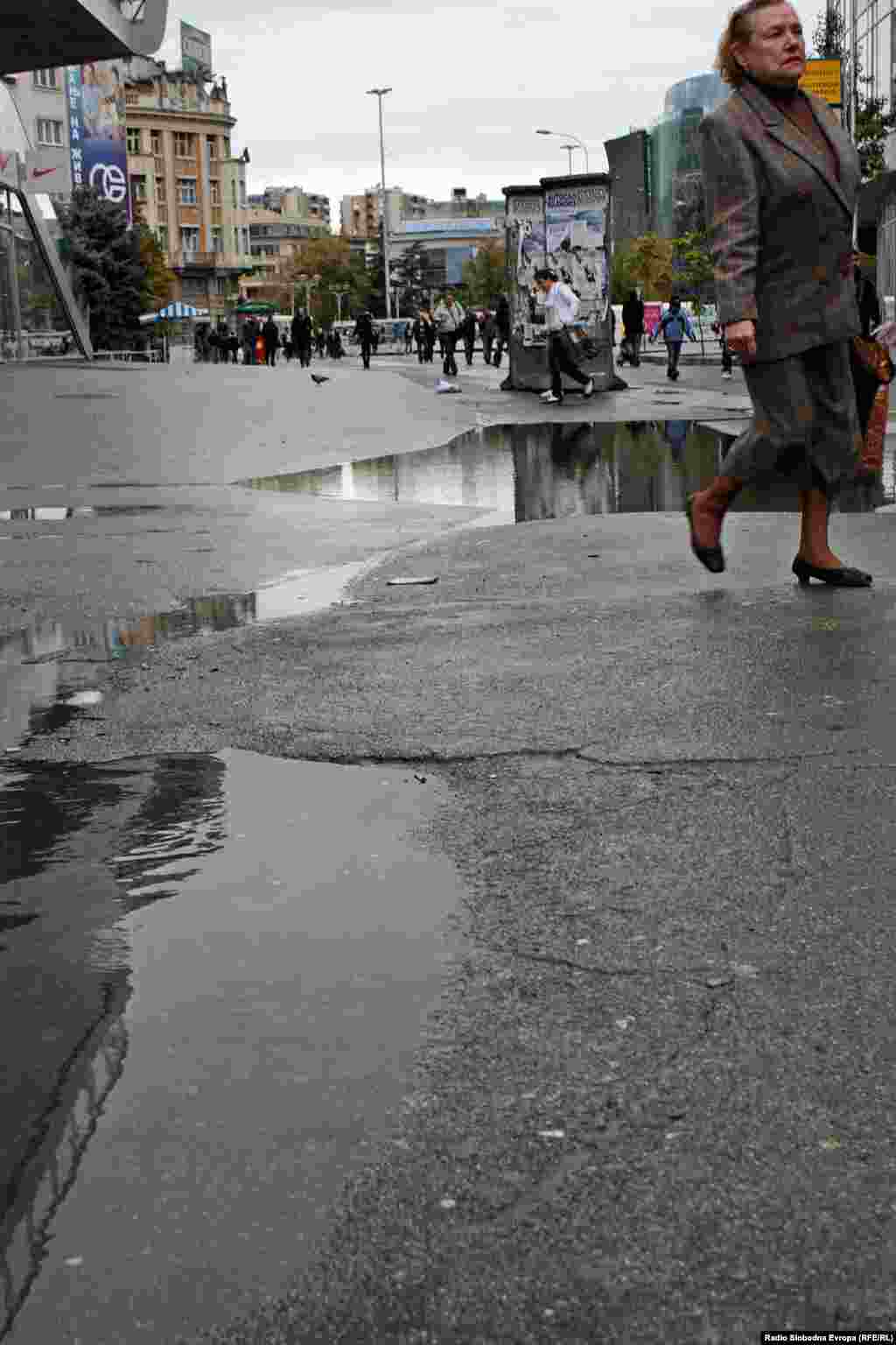 Скопје - На неповеќе од десет метри од темелот на споменикот на Александар и Букефал, асфалтот полн со дупки во кои се собира вода