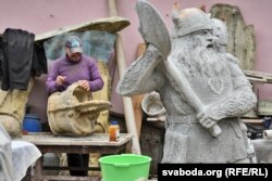 «Сакрэтныя» загатоўкі скульптур вікінгаў. На дальнім пляне сын Генадзя Жолудзева — завіхаецца над «сакрэтнай» формай