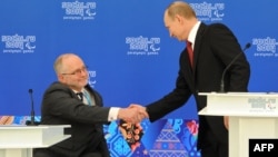 Rusiya Prezidenti Vladimir Putin (sağda) və Philip Craven, arxiv fotosu