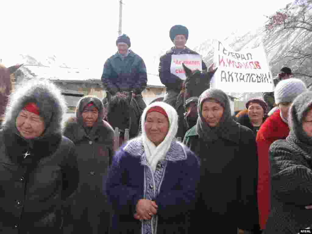 Алайдагы митинг: "Генералга - боштондук!" - Нааразылык жыйынга чогулгандар эмки митингди 10-февралга белгилешип, тарап кетишти. Бул күнү Аскер соту Исмаил Исаковдун апелляциялык арызын карашы күтүлүүдө.