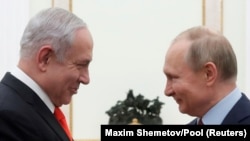 Russian President Vladimir Putin (right) welcomes Israeli Prime Minister Benjamin Netanyahu to Moscow in 2020.