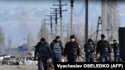 Сотрудники полиции на дороге в селе Булар-батыр. Кордайский район Жамбылской области, 8 февраля 2020 года. 