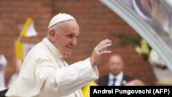 Папа Римський Франциск вітає людей, які вишукувались на вулицях Бухареста. 31 травня 2019 року