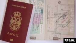 Na fotografiji viza u pasošu Srbije, ilustracija