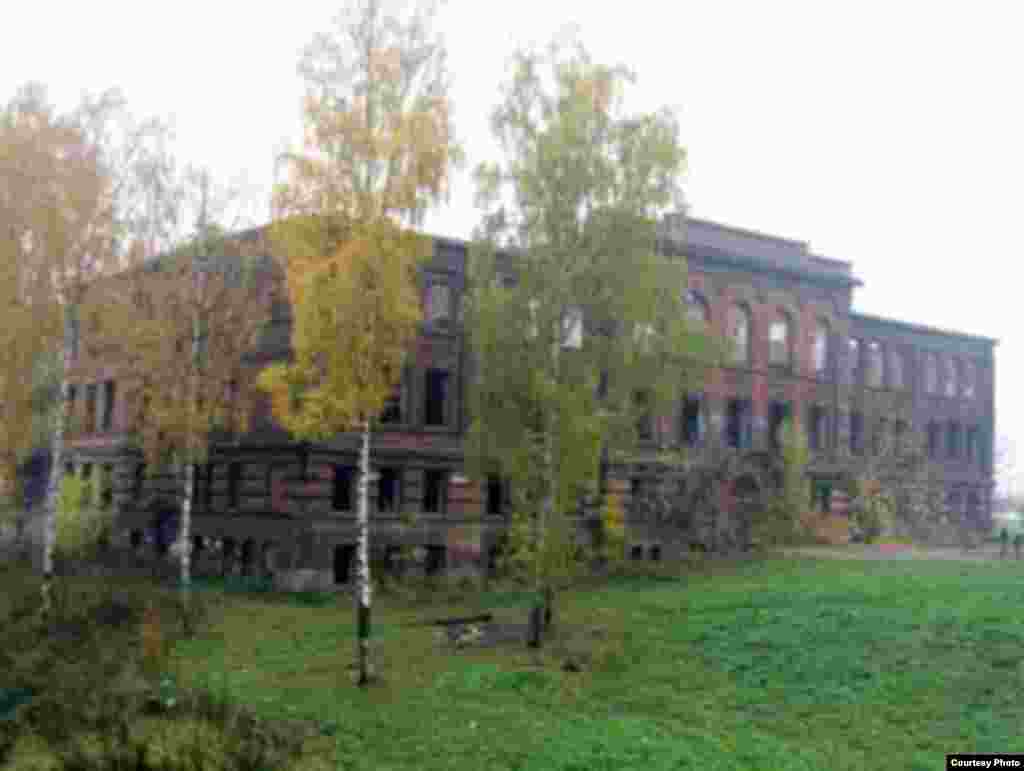  Здание бывшей школы № 333 на Рыбацком проспекте, дом № 18. В начале сентября 2007 года снесено (22-окт-06)