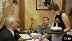 Медведев за столиком воронежского кафе. Кандидаты в мэры почли бы за счастье разделить с ним эту трапезу