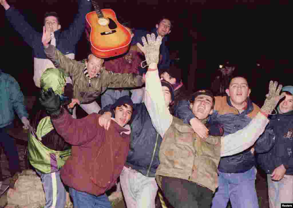 Young Bosnian Serbs celebrate the Dayton peace agreement in the north Bosnian town of Banja Luka on November 21, 1995.&nbsp;