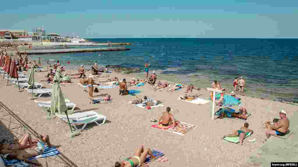 Парк Победы постепенно переходит в одноименный пляж, который считается одним из самых загрязненных бактериями в Севастополе и опасных для купания