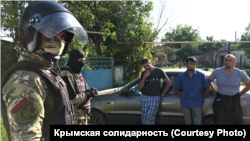 Обыски в домах крымских татар. Крым, поселок Октябрьское, 7 июля 2020 года