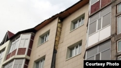 Қарағанды қаласындағы қирау алдында тұрған тұрғын үй. Қарағанды, 5 сәуір 2012 жыл.