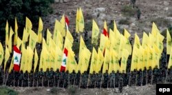 Боевики "Хезболлы" слушают выступление своего лидера Хассана Насраллы. Ливан, 2015 год
