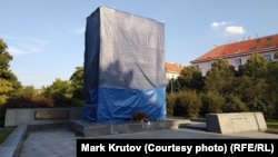 Пам’ятник радянському маршалу часів Другої світової війни Івану Конєву в Празі накрили рядном, щоб «врятувати від вандалізму», але згодом відкрили знову