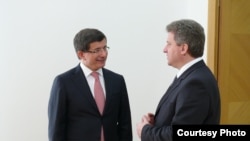 Министерот за надворешни работи на Турција Ахмет Давутоглу и македонскиот претседател Ѓорге Иванов на средба во Скопје
