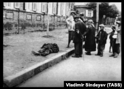 Dokumentarna fotografija sa izložbe u Kijevu koja je tematizovala Holodomor ili Veliku glad početkom 1930-ih u Ukrajini