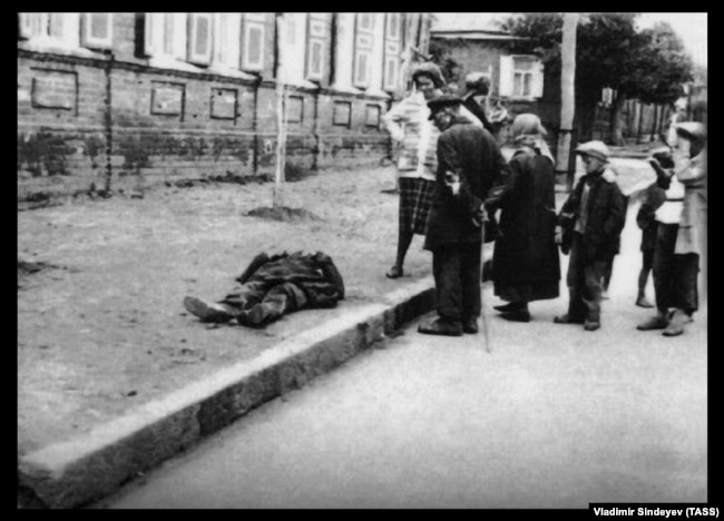 Ілюстрацыйнае фота. Памерлы ад голаду ляжыць пасярод вуліцы. Падчас Галадамору ва Ўкраіне