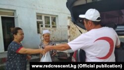 Сотрудники Красного полумесяца оказывают гуманитарную помощь жителям села Ак-Сай.