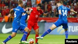 Arda Turan, Ragnar Sigurdsson və Kari Arnason