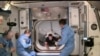 Американските астронаути влегуваат во Меѓународната вселенска станица