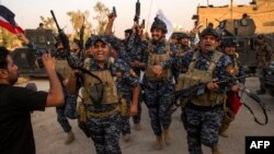 Forcat e ushtrisë irakiane duke festuar në Mosul