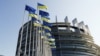 EU-s és ukrán zászlók az Európai Parlament strasbourgi székházán 2022. március 7-én