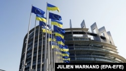 EU-s és ukrán zászlók az Európai Parlament strasbourgi székházán 2022. március 7-én