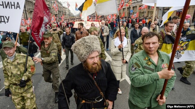 Участники крестного хода в Петербурге несут транспаранты с лозунгами протеста против показа фильма "Матильда"