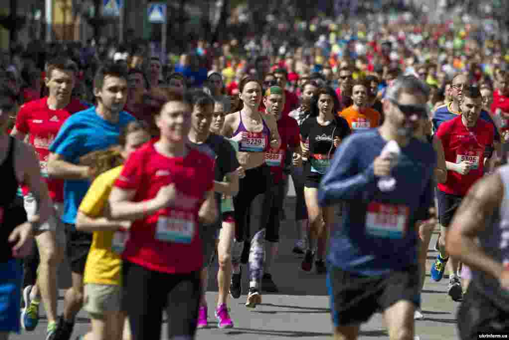 Учасники благодійного забігу на 2 км &laquo;#Нетерплячки&raquo;, що проходив у рамках 6-го Київського міжнародного напівмарафону &laquo;Nova Poshta Kyiv Half Marathon 2016&raquo;, Київ, 17 квітня 2016 року.