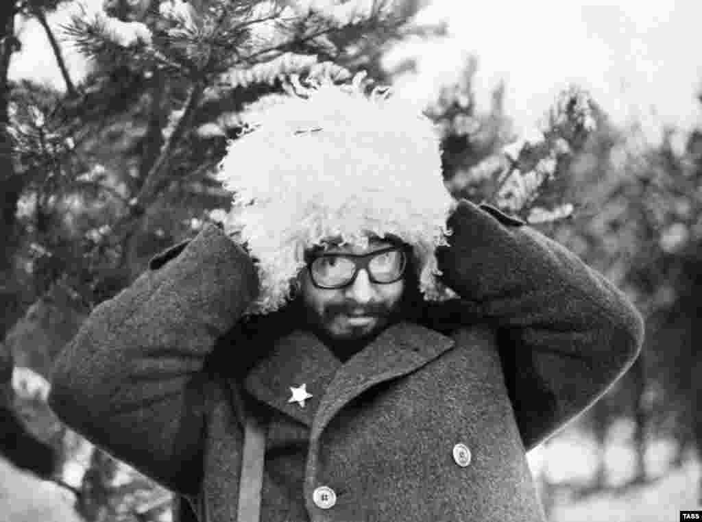 Încercînd o șapcă la Moscova în timpul unei vizite oficiale în Uniunea Sovietică, în ianuarie 1964.