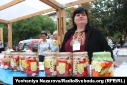 Мешканка Мелітополя Лариса Хливнюк привезла на фестиваль свою «патріотичну» консервацію