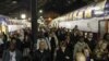 Как показывают социологические опросы, более 75 % французов поддерживают забастовку и выступают против пенсионной реформы