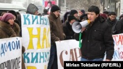 2012-жылдын 13-февралында Бишкекте жабылган казинолордун кызматкерлерибиз деген топ митингге чыгып, өкмөттөн иш таап берүүнү талап кылышкан.
