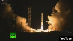 Rusiyanın Proton raketi Baykonur kosmodromundan qalxarkən. 