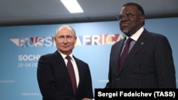 Президент России Владимир Путин и президент Намибии Хаге Готфрид Гейнгоб (слева направо) на саммите «Россия–Африка». Россия, Сочи, 23 октября 2023 года