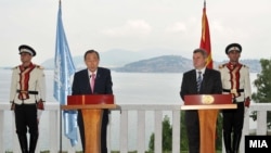 Генералниот секретар на ОН Бан Ки Мун и претседателот на Македонија Ѓорѓе Иванов во Охрид. 25 јули 2012