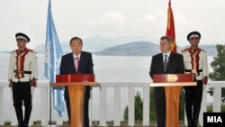 Генералниот секретар на ОН Бан Ки Мун и претседателот на Македонија Ѓорѓе Иванов во Охрид, Македонија. 