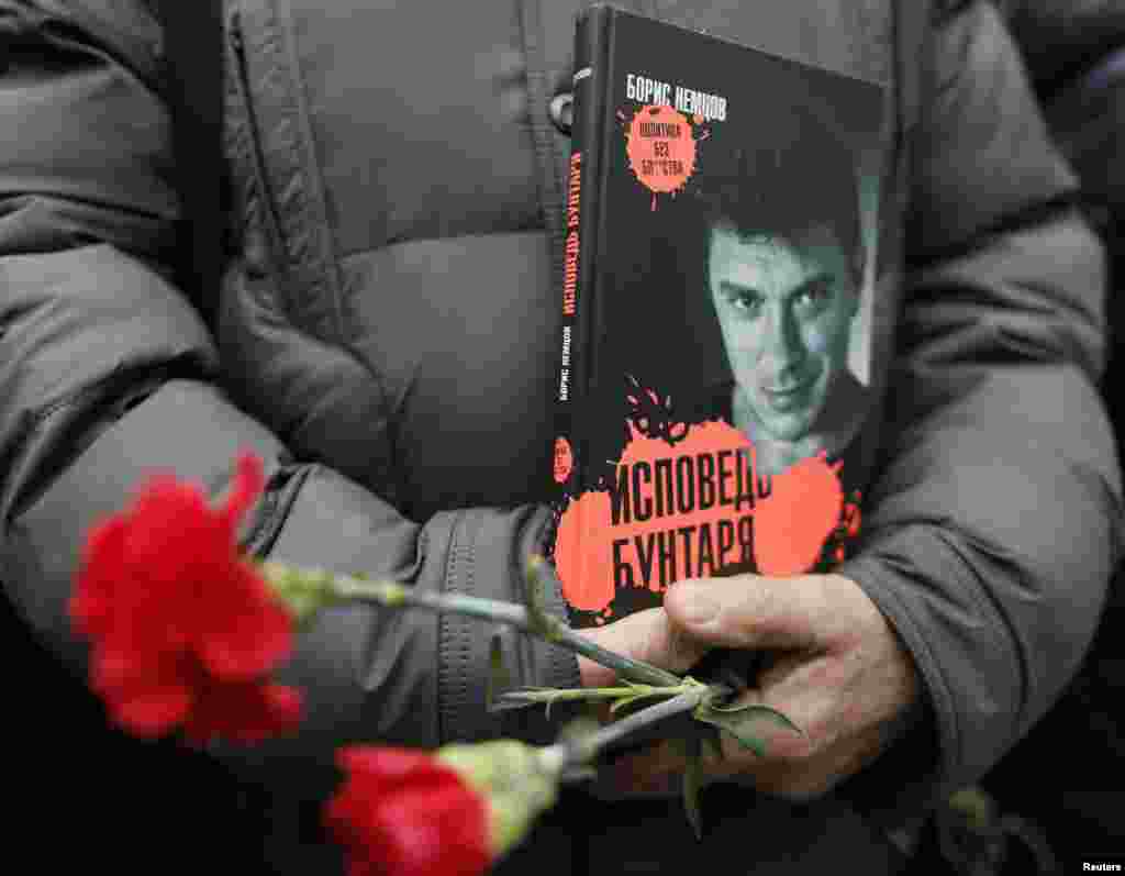 В руках у одного из пришедших проститься с Немцовым в Сахаровский центр книга оппозиционного политика